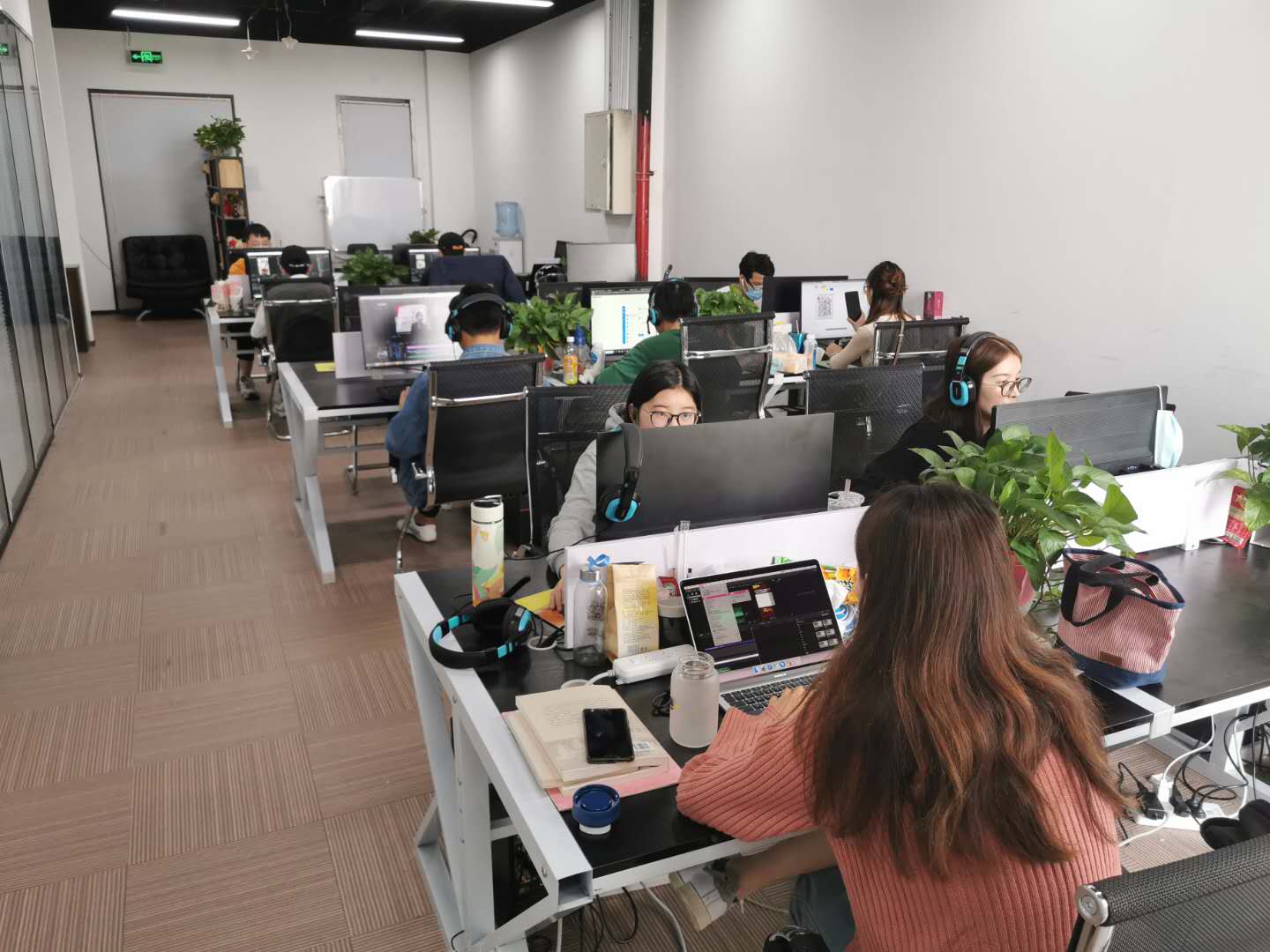 策划运营剪辑创意人员和拍摄团队平时都在一起工作,有问题了共同探讨